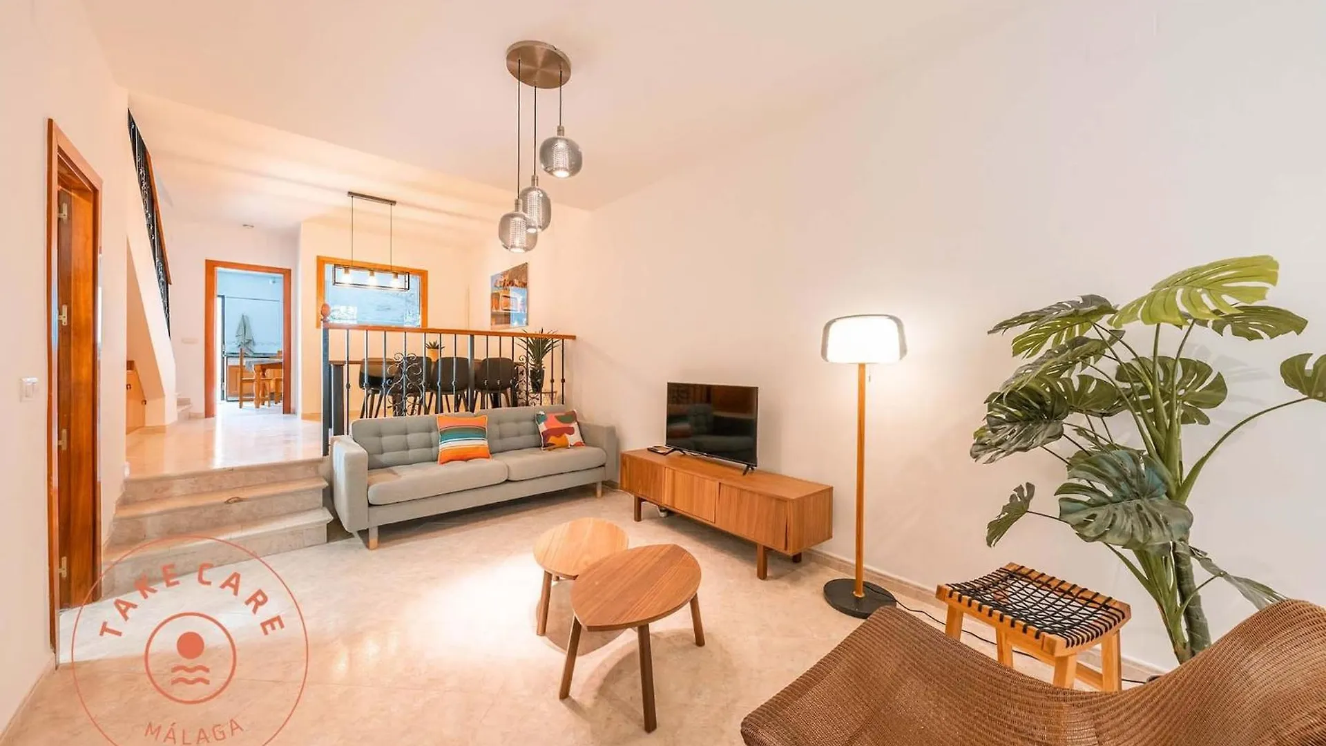 Spacious Home With Lovely Garden - Tcm contacts